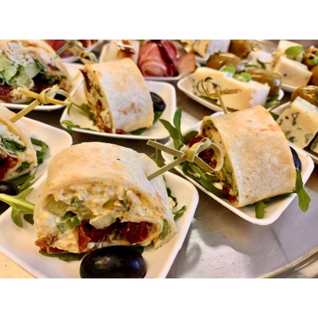 Roladki z pastą jajeczną i suszonymi pomidorami