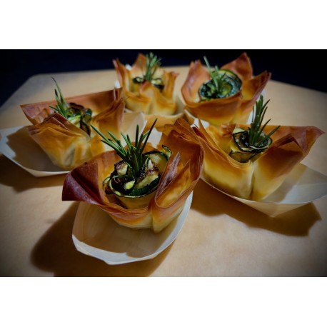 Ciastko filo zapiekane z sosem serowym, pomidorami suszonymi i cukinią